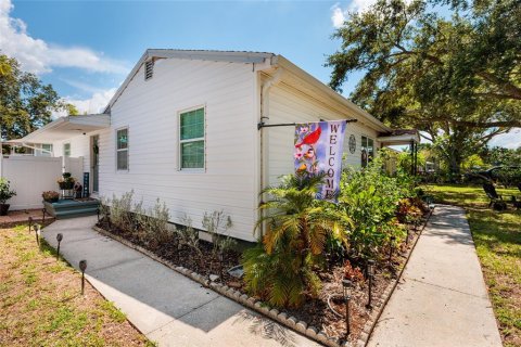 House in Saint Petersburg, Florida 4 bedrooms, 122.63 sq.m. № 2225482 - photo 7