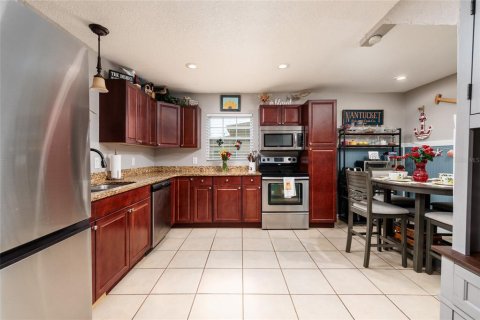House in Saint Petersburg, Florida 4 bedrooms, 122.63 sq.m. № 2225482 - photo 13