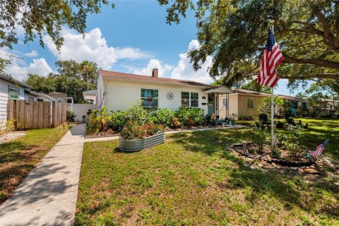 House in Saint Petersburg, Florida 4 bedrooms, 122.63 sq.m. № 2225482 - photo 2