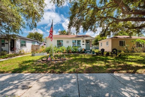 House in Saint Petersburg, Florida 4 bedrooms, 122.63 sq.m. № 2225482