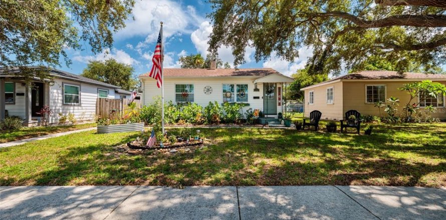 House in Saint Petersburg, Florida 4 bedrooms, 122.63 sq.m. № 2225482