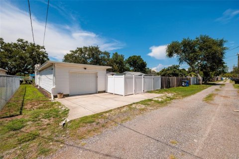 House in Saint Petersburg, Florida 4 bedrooms, 122.63 sq.m. № 2225482 - photo 30