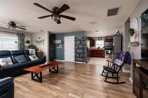 House in Saint Petersburg, Florida 4 bedrooms, 122.63 sq.m. № 2225482 - photo 9