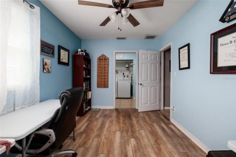 House in Saint Petersburg, Florida 4 bedrooms, 122.63 sq.m. № 2225482 - photo 23