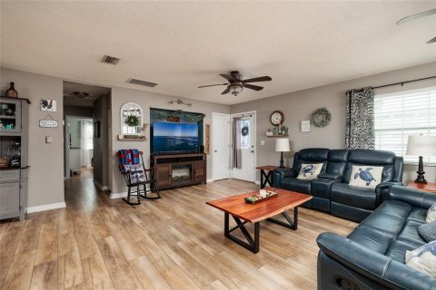 House in Saint Petersburg, Florida 4 bedrooms, 122.63 sq.m. № 2225482 - photo 11