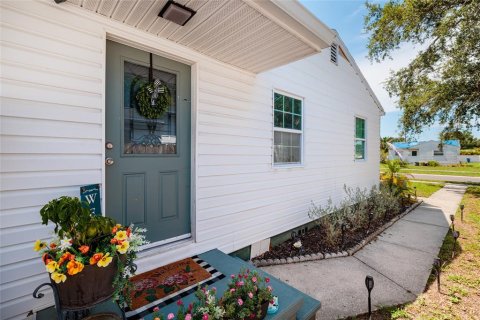 House in Saint Petersburg, Florida 4 bedrooms, 122.63 sq.m. № 2225482 - photo 4