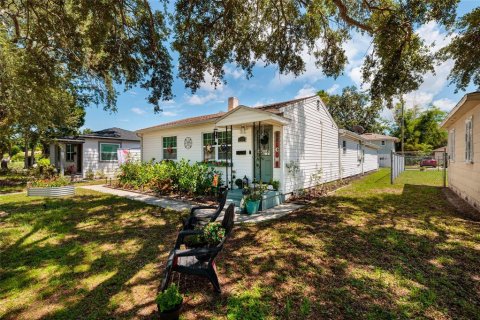 House in Saint Petersburg, Florida 4 bedrooms, 122.63 sq.m. № 2225482 - photo 3
