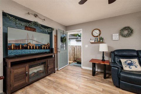 House in Saint Petersburg, Florida 4 bedrooms, 122.63 sq.m. № 2225482 - photo 8