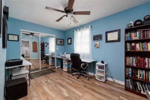 House in Saint Petersburg, Florida 4 bedrooms, 122.63 sq.m. № 2225482 - photo 22