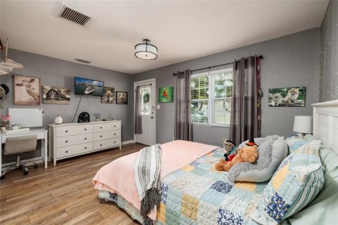 House in Saint Petersburg, Florida 4 bedrooms, 122.63 sq.m. № 2225482 - photo 16