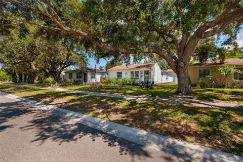 House in Saint Petersburg, Florida 4 bedrooms, 122.63 sq.m. № 2225482 - photo 5