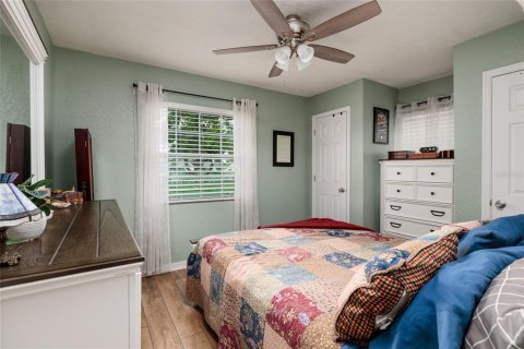 House in Saint Petersburg, Florida 4 bedrooms, 122.63 sq.m. № 2225482 - photo 19