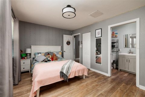 House in Saint Petersburg, Florida 4 bedrooms, 122.63 sq.m. № 2225482 - photo 17