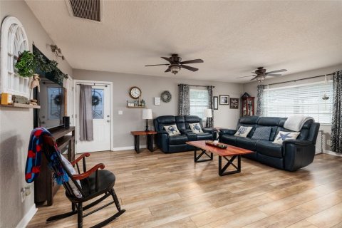 House in Saint Petersburg, Florida 4 bedrooms, 122.63 sq.m. № 2225482 - photo 10