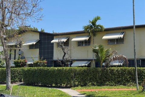 Condominio en North Miami Beach, Florida, 2 dormitorios  № 1981079