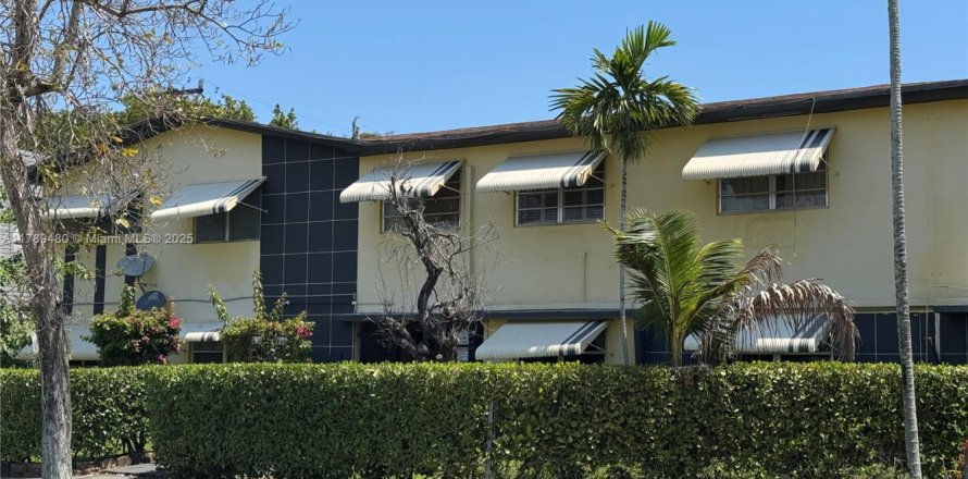 Condominio en North Miami Beach, Florida, 2 dormitorios  № 1981079