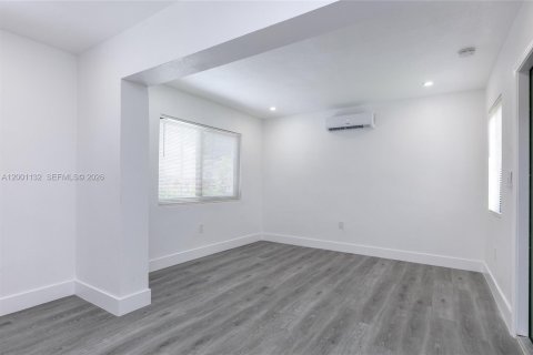 House in Miramar, Florida 1 bedroom, 176.33 sq.m. № 2069388 - photo 8