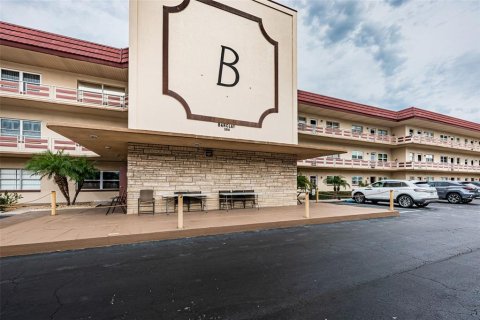 Copropriété à vendre à Gulfport, Floride: 1 chambre, 98.48 m2 № 1527227 - photo 1