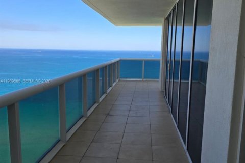 Condo in Hallandale Beach, Florida, 3 bedrooms  № 2030314 - photo 2