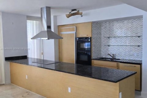 Condo in Hallandale Beach, Florida, 3 bedrooms  № 2030314 - photo 11