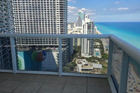 Condo in Hallandale Beach, Florida, 3 bedrooms  № 2030314 - photo 8