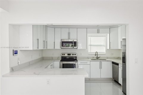 Casa en venta en North Miami, Florida, 4 dormitorios, 219.16 m2 № 1970137 - foto 14