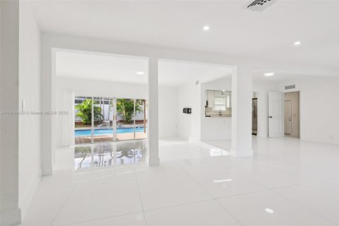 Casa en venta en North Miami, Florida, 4 dormitorios, 219.16 m2 № 1970137 - foto 11