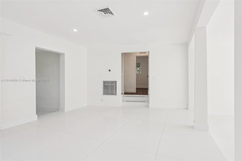 Casa en venta en North Miami, Florida, 4 dormitorios, 219.16 m2 № 1970137 - foto 20