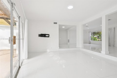 Casa en venta en North Miami, Florida, 4 dormitorios, 219.16 m2 № 1970137 - foto 24