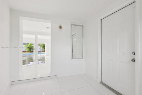 Casa en venta en North Miami, Florida, 4 dormitorios, 219.16 m2 № 1970137 - foto 10