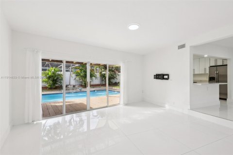 Casa en venta en North Miami, Florida, 4 dormitorios, 219.16 m2 № 1970137 - foto 22
