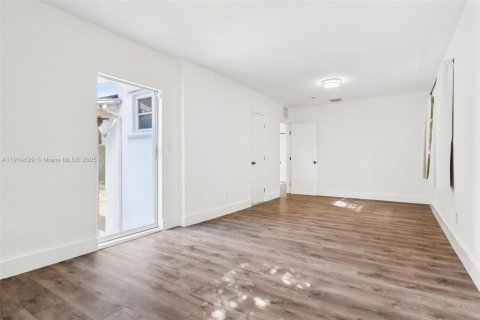 Casa en venta en North Miami, Florida, 4 dormitorios, 219.16 m2 № 1970137 - foto 29