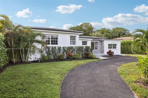 Casa en venta en North Miami, Florida, 4 dormitorios, 219.16 m2 № 1970137 - foto 5