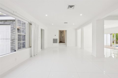 Casa en venta en North Miami, Florida, 4 dormitorios, 219.16 m2 № 1970137 - foto 19
