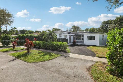 Casa en venta en North Miami, Florida, 4 dormitorios, 219.16 m2 № 1970137 - foto 2