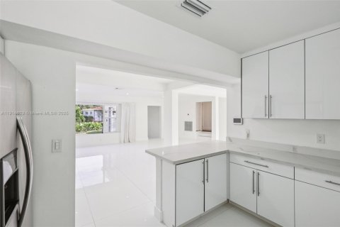 Casa en venta en North Miami, Florida, 4 dormitorios, 219.16 m2 № 1970137 - foto 16