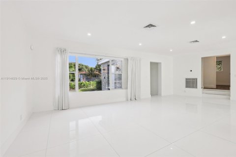 Casa en venta en North Miami, Florida, 4 dormitorios, 219.16 m2 № 1970137 - foto 18