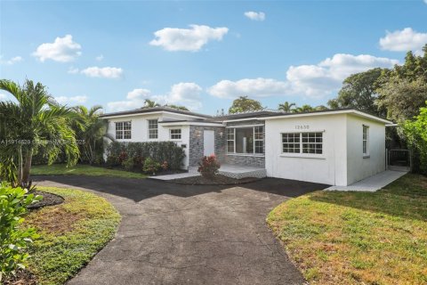 Casa en venta en North Miami, Florida, 4 dormitorios, 219.16 m2 № 1970137 - foto 1