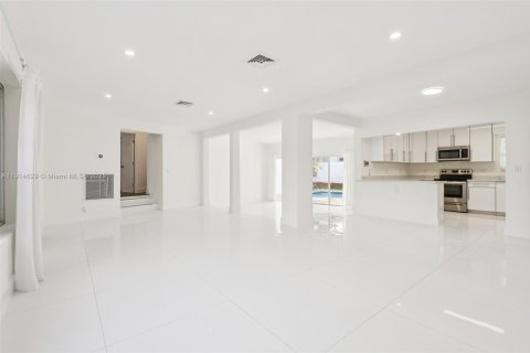 Casa en venta en North Miami, Florida, 4 dormitorios, 219.16 m2 № 1970137 - foto 13
