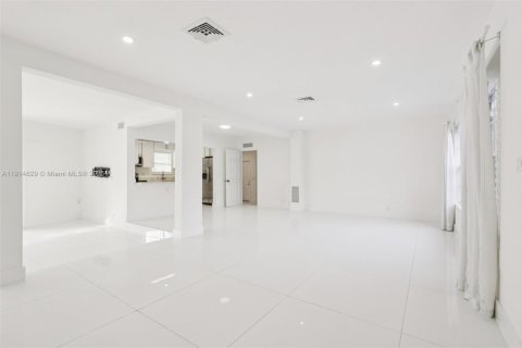 Casa en venta en North Miami, Florida, 4 dormitorios, 219.16 m2 № 1970137 - foto 12