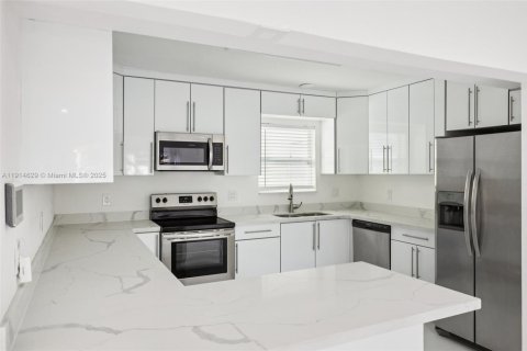 Casa en venta en North Miami, Florida, 4 dormitorios, 219.16 m2 № 1970137 - foto 15
