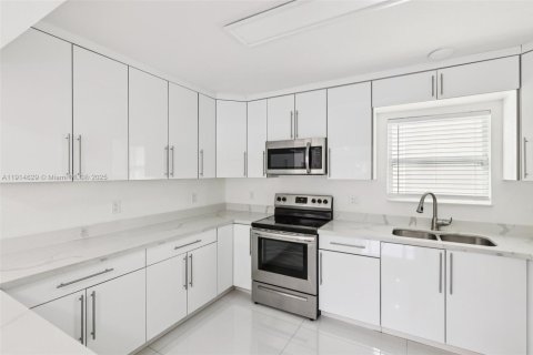 Casa en venta en North Miami, Florida, 4 dormitorios, 219.16 m2 № 1970137 - foto 17