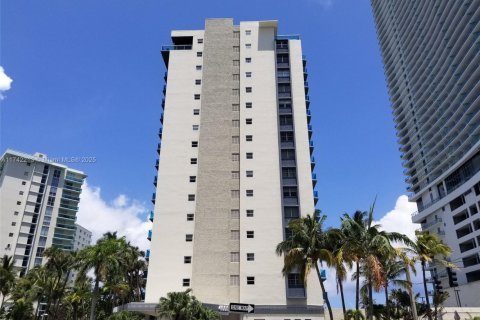 Снять в аренду кондоминиум в Халландейл-Бич, Флорида 1 спальня, 84.08м2, № 1991025 - фото 2