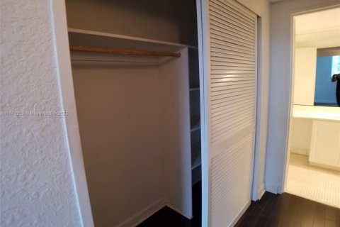 Снять в аренду кондоминиум в Халландейл-Бич, Флорида 1 спальня, 84.08м2, № 1991025 - фото 18