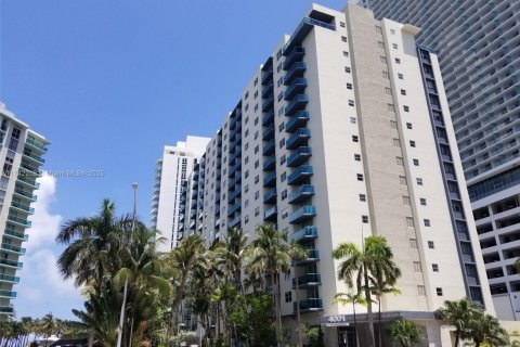 Снять в аренду кондоминиум в Халландейл-Бич, Флорида 1 спальня, 84.08м2, № 1991025 - фото 1