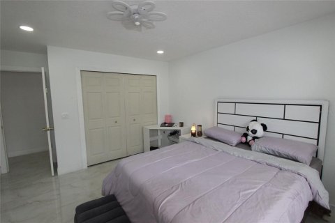 House in Spring Hill, Florida 3 bedrooms, 162.58 sq.m. № 2208747 - photo 24