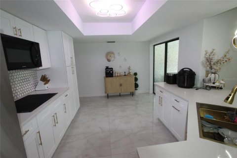 House in Spring Hill, Florida 3 bedrooms, 162.58 sq.m. № 2208747 - photo 6