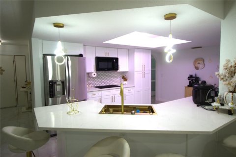 House in Spring Hill, Florida 3 bedrooms, 162.58 sq.m. № 2208747 - photo 4