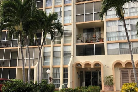 Снять в аренду кондоминиум в Халландейл-Бич, Флорида 2 спальни, 85.84м2, № 1990034 - фото 1