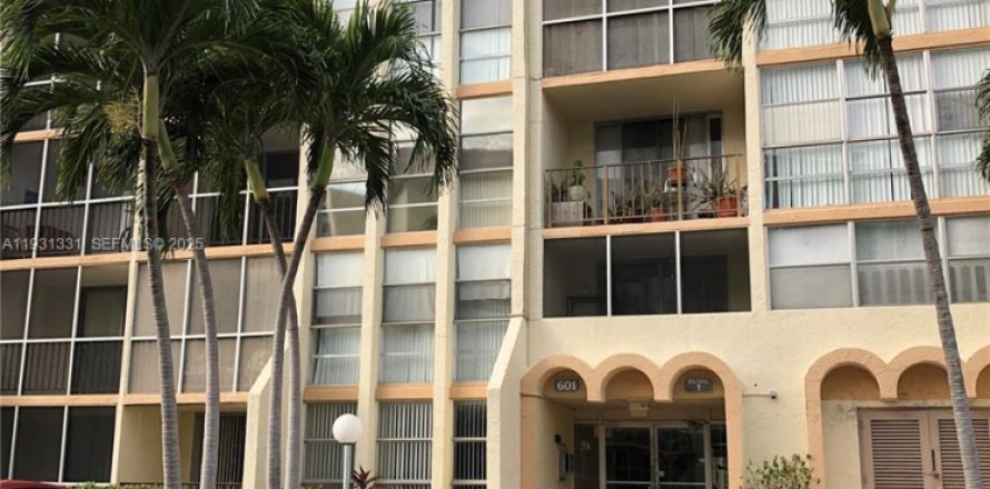 Кондоминиум с 2 спальнями в Халландейл-Бич, Флорида № 1990034